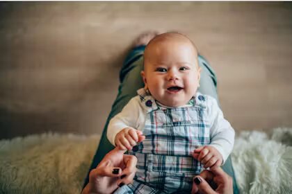 أول ابتسامة لرضيعك تكشف تطورات جديدة! اعرفيها الآن 