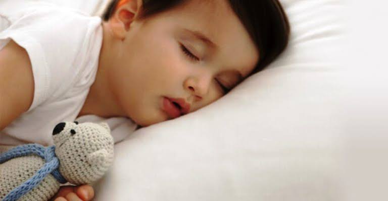 اكتشفي سبب وعلاج انسداد الأنف عند الأطفال وقت النوم 