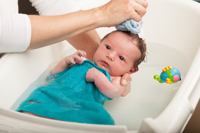 طفلي يكره الاستحمام! إليكِ دليل استحمام الأطفال لجعل الأمر ممتعًا