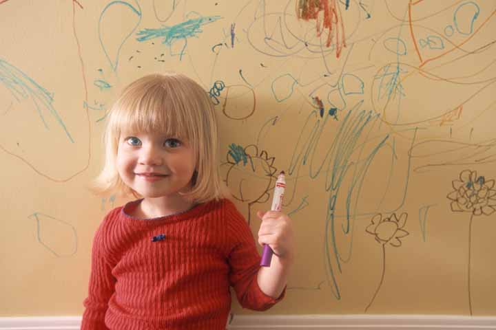 موهبة طفلك تظهر في المكان الخاطئ؟ إليكِ طريقة تنظيف الحائط!