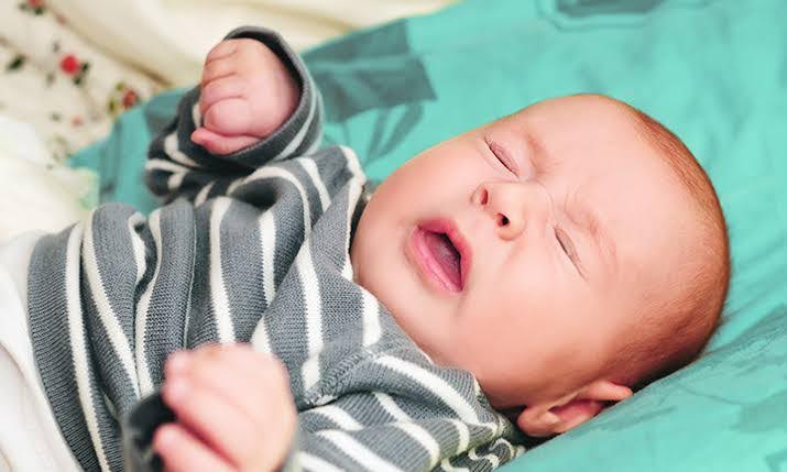 ما هو سبب وعلاج العطس المتكرر عند الرضع؟