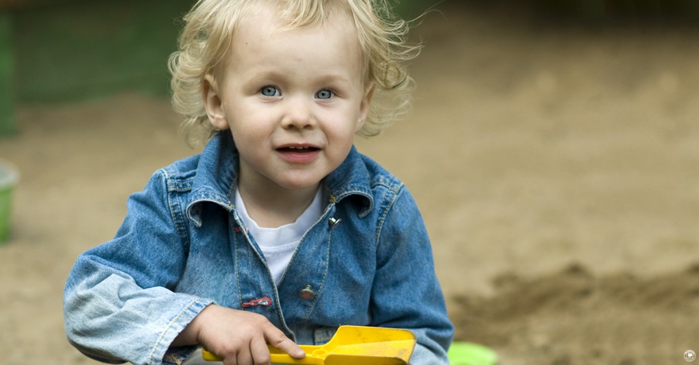 جربي مع طفلك الجميل تشجيع التعلم من خلال اللعب في الرمال!